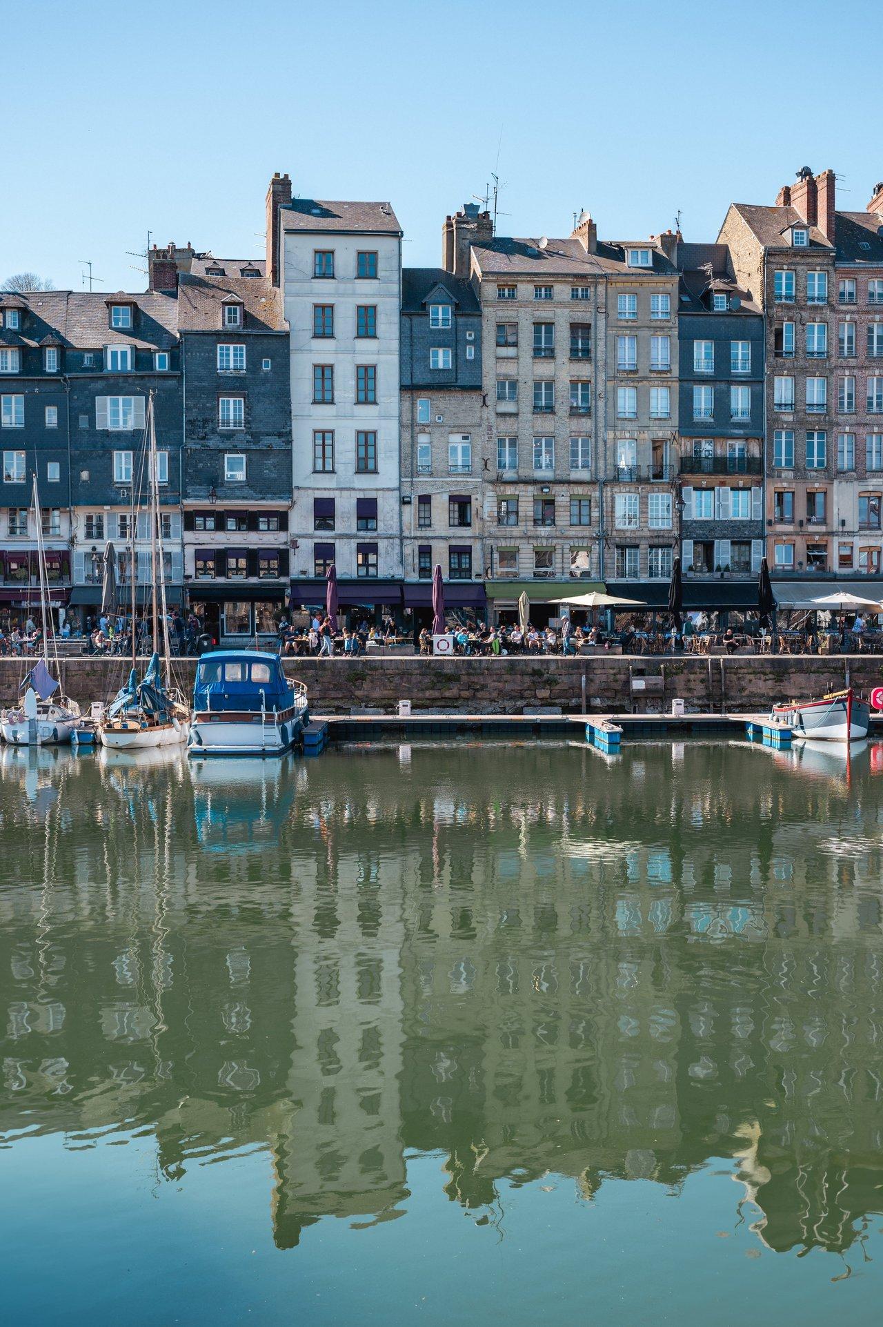 Jeunes professionnels coworking en Normandie, symbolisant innovation et collaboration dans un cadre dynamique.