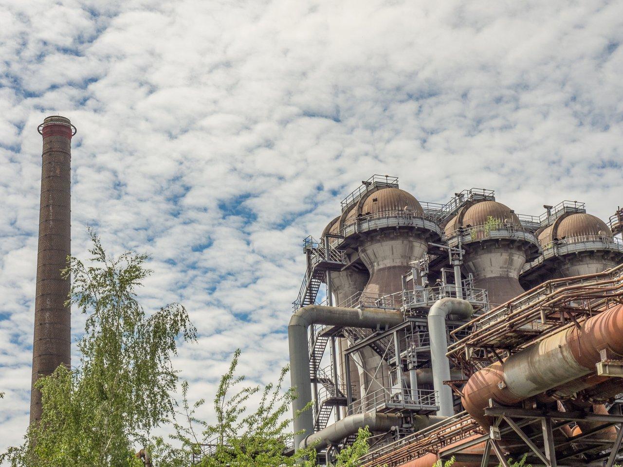 Paysage industriel en Normandie mêlant usine, cheminée et nature pour un équilibre entre activité économique et cadre de vie.