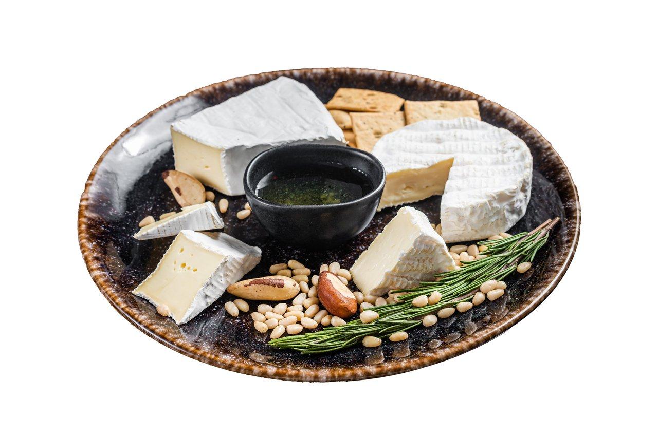 Plateau de fromages normands AOP : camembert, livarot, neufchâtel et pont-l’évêque, idéal pour découvrir la Normandy cheese board.