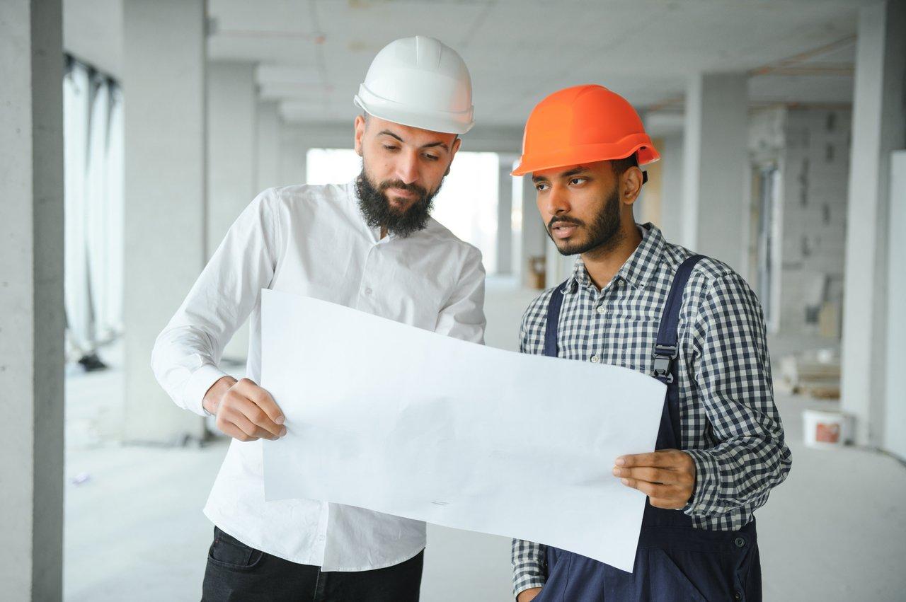 Échange entre un artisan et un client autour de devis comparés pour choisir le meilleur contractor en Normandie.