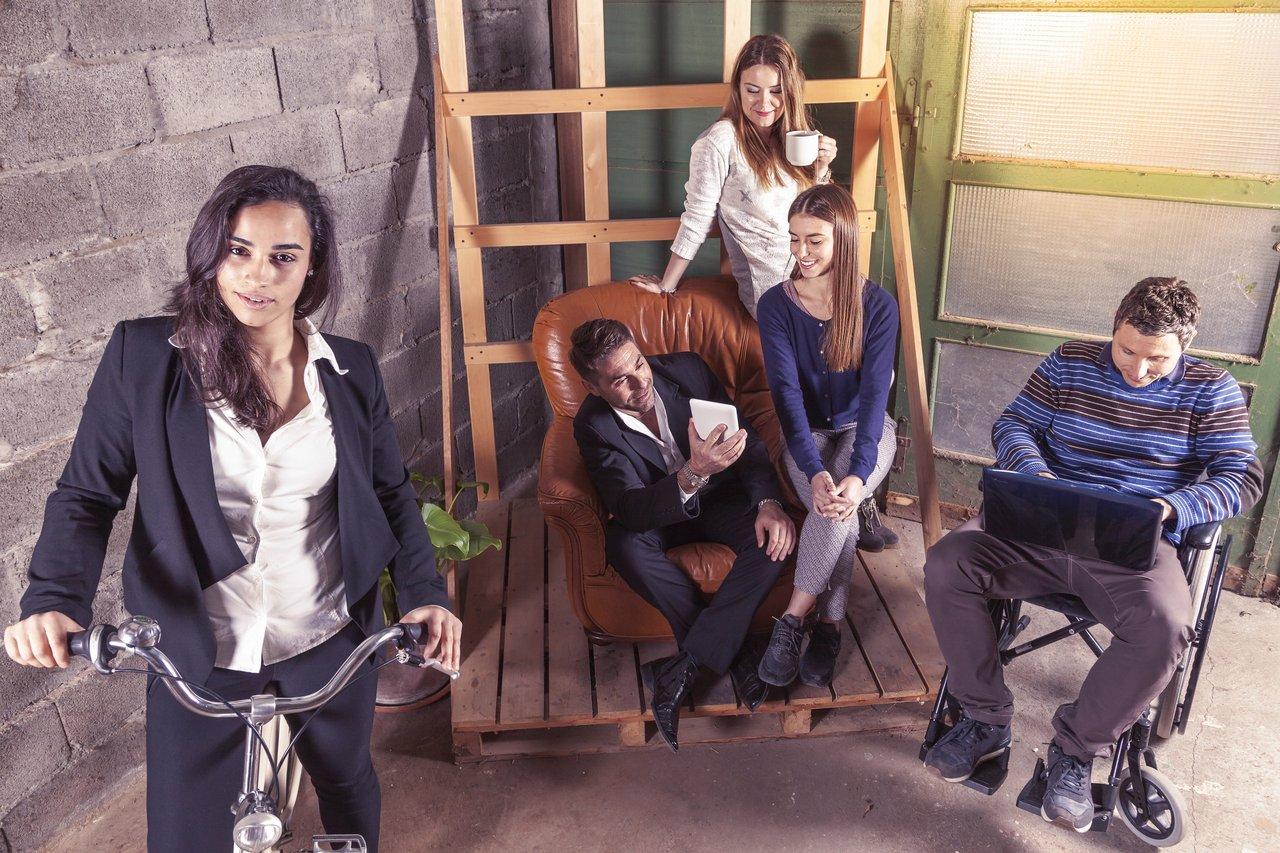 Jeunes entrepreneurs normands en réunion d'incubation, échangeant des idées dans un espace moderne.