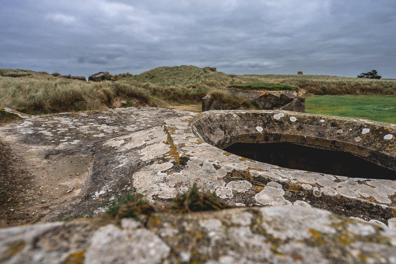 Le musée du Débarquement de Normandie surplombé par un ciel overcast révélant d'anciennes bunkers allemands.