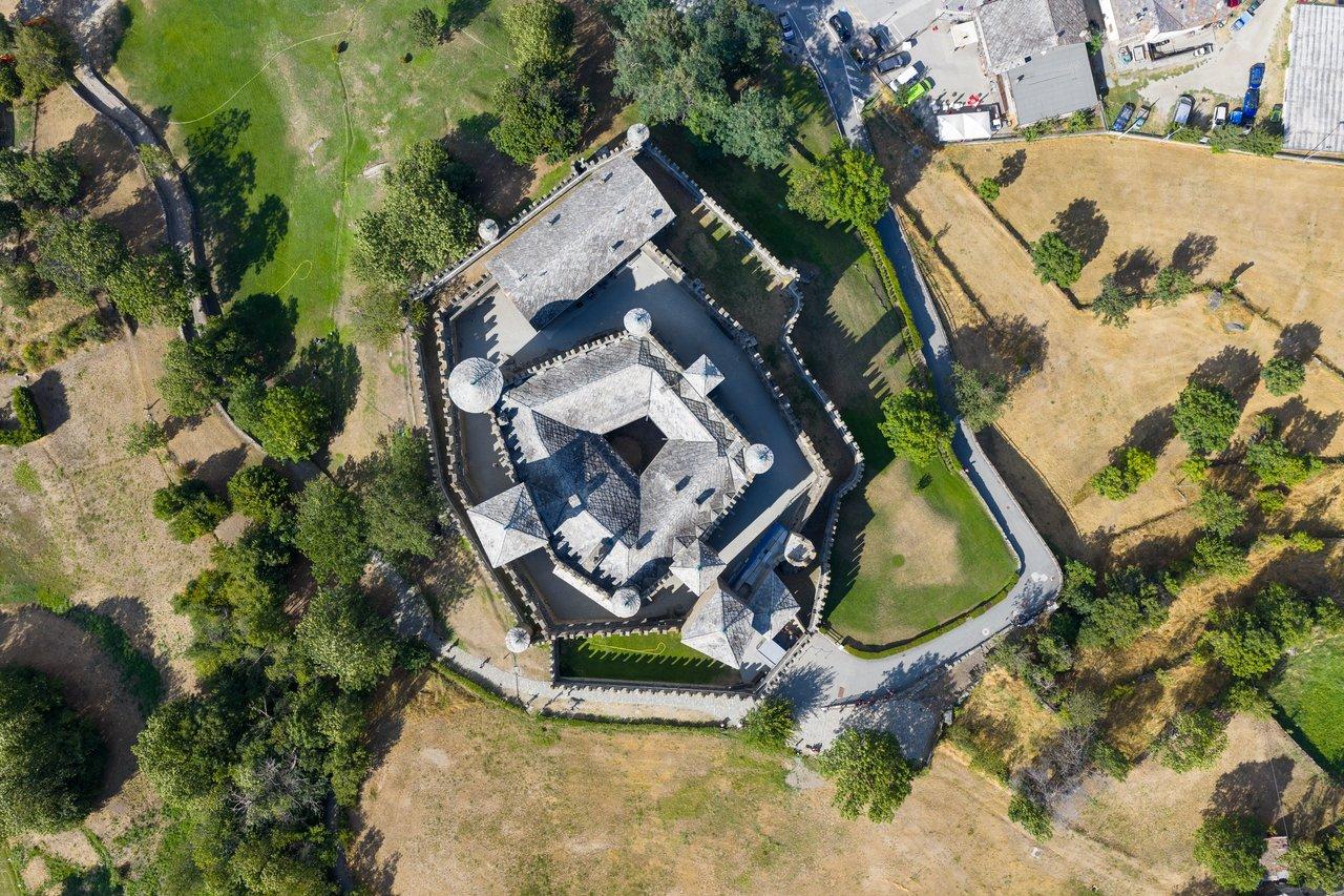 Vue aérienne du festival Beauregard avec scène principale et château d’Hérouville-Saint-Clair, un incontournable en Normandie.